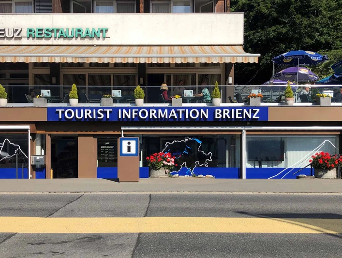 brienz-tourismus-buerau-information-schaufenster-sommer-ansicht.jpg