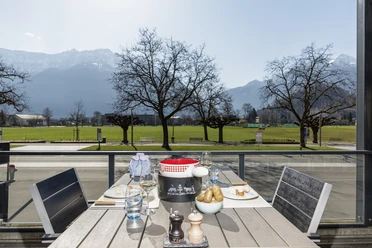 aarmuehle-hapimag-terrasse-tisch-fruestuck-hoehematte.jpg