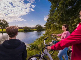 Radfahrer direkt an der Aller Radfahrer direkt an der Aller