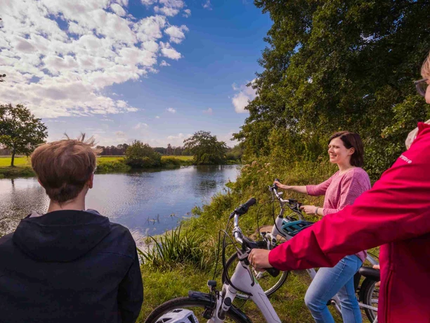 Radfahrer direkt an der Aller Radfahrer direkt an der Aller