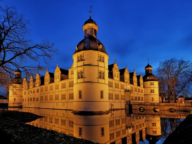 Schloß Neuhaus (Winterbild) Schloss Neuhaus im Winter, beleuchtet in der Abenddämmerung, spiegelt sich im umgebenden Wassergraben.