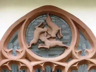 Drei-Hasen-Fenster in Paderborn Drei miteinander verbundene Hasen in einem gotischen Fenster der Paderborner Kathedrale.