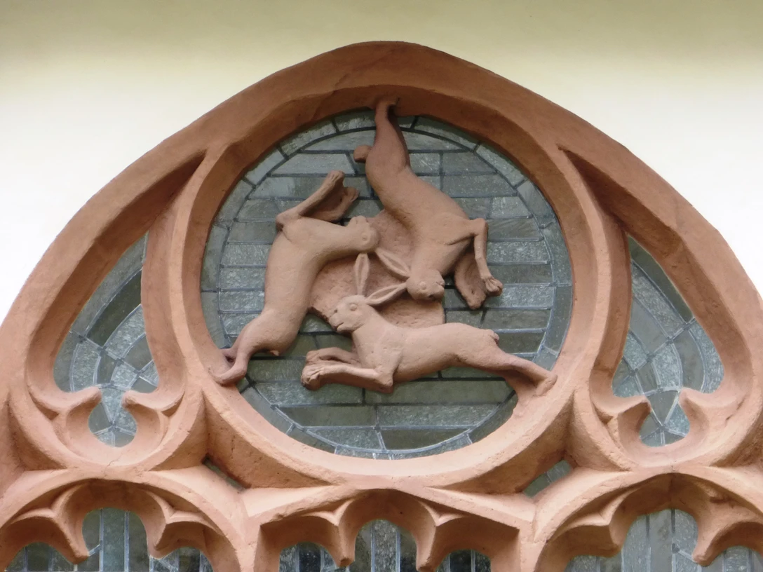 Drei-Hasen-Fenster in Paderborn Drei miteinander verbundene Hasen in einem gotischen Fenster der Paderborner Kathedrale.