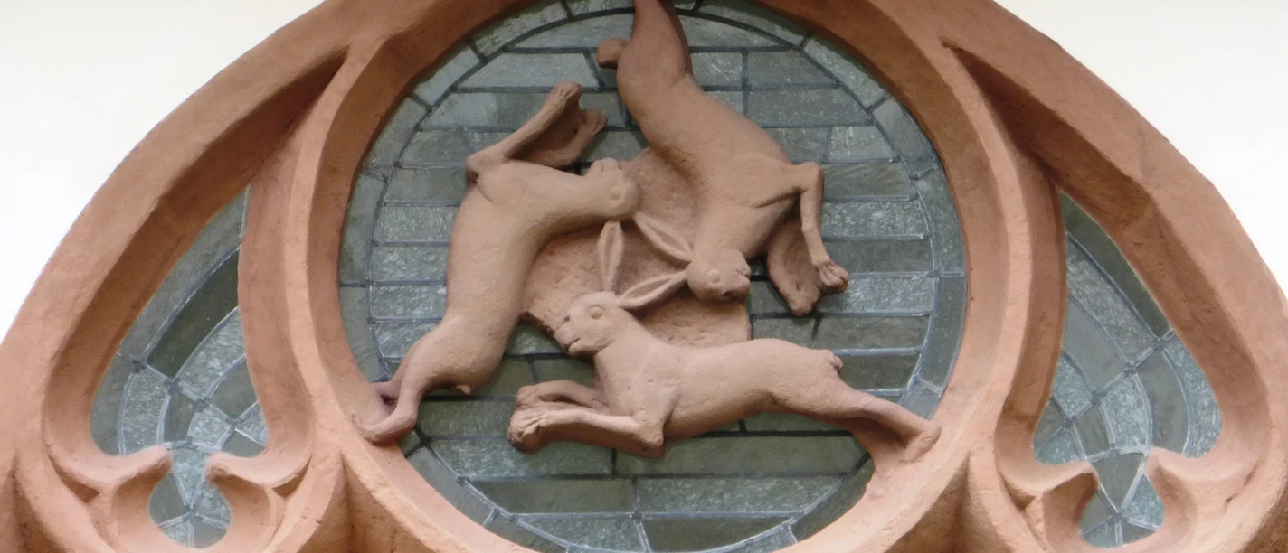 Drei-Hasen-Fenster in Paderborn Drei miteinander verbundene Hasen in einem gotischen Fenster der Paderborner Kathedrale.