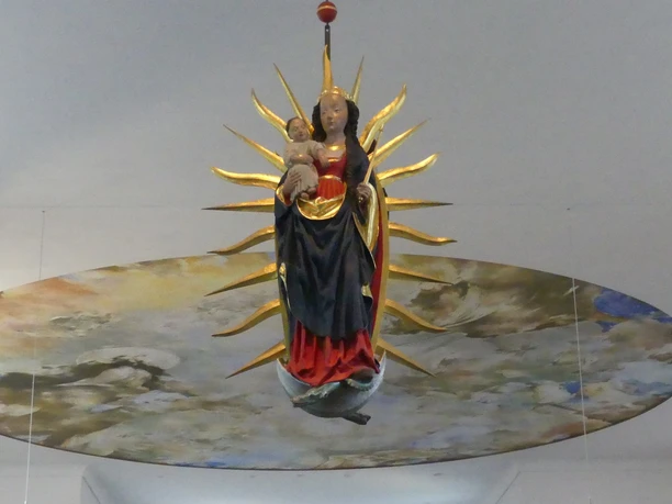 Deckengemälde von Peter Schubert mit Strahlenkranz-Madonna, umgeben von Wolkenmotiven.