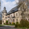 Schloss Hamborn bei Borchen Schloss Hamborn bei blühenden Bäumen vor bewölktem Himmel, verbindet historische Architektur mit Natur.