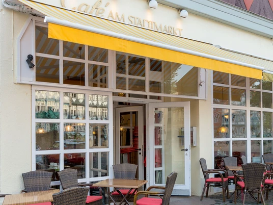 Café am Stadtmarkt: AußenansichtCafé am Stadtmarkt: Exterior viewCafé am Stadtmarkt: Udsigt udefraCafé am Stadtmarkt: Buitenaanzicht