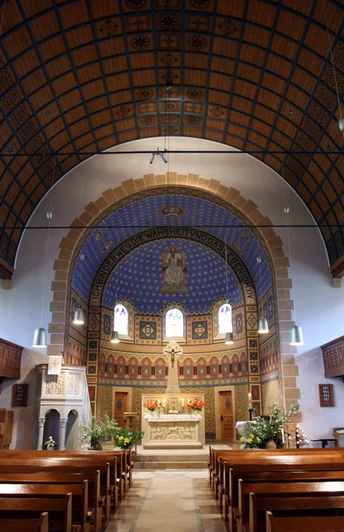 Christuskirche Obernbeck Innenansicht der Christuskirche Obernbeck mit Holzbänken, verziertem Altarraum und kunstvollem Gewölbe.