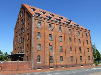 Tabakspeicher Tabakspeicher: Historisches Backsteingebäude mit Satteldach, genutzt als Veranstaltungsraum.