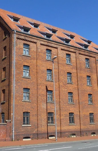 Tabakspeicher Tabakspeicher: Historisches Backsteingebäude mit Satteldach, genutzt als Veranstaltungsraum.