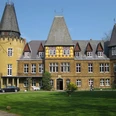 Schloss Hollwinkel im Mühlenkreis Schloss Hollwinkel im Mühlenkreis mit zwei markanten Türmen und Fachwerkfassade in grüner Umgebung.