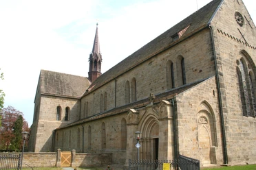 Kloster Loccum Kloster Loccum mit beeindruckender romanischer Architektur und markantem Kirchturm im Vordergrund.