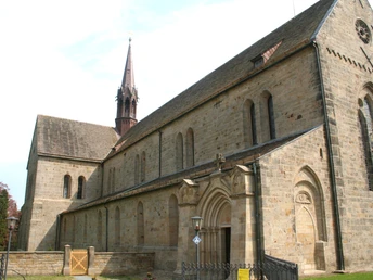 Kloster Loccum Kloster Loccum mit beeindruckender romanischer Architektur und markantem Kirchturm im Vordergrund.