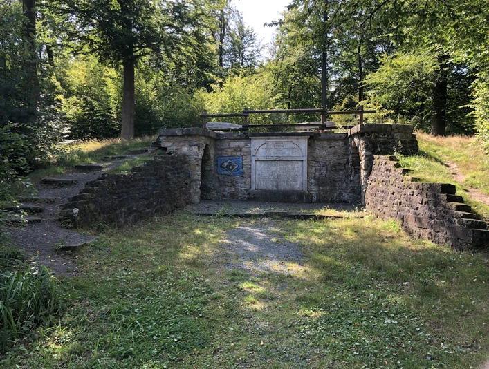 Luccaburg Ruinen einer alten Steinstruktur, umgeben von üppigem Waldbewuchs bei sonnigem Wetter.Ruins of an old stone structure surrounded by lush woodland in sunny weather.Ruiner af en gammel stenbygning omgivet af frodig skov i solrigt vejr.Ruïnes van een oude stenen structuur omringd door weelderig bos bij zonnig weer.