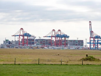 Blick auf den JadeWeserPort