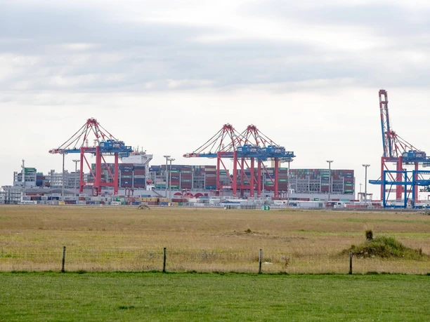 Blick auf den JadeWeserPort