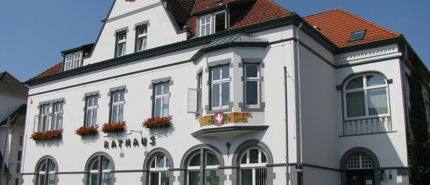 Rathaus Pr. Oldendorf Das Rathaus von Pr. Oldendorf, ein prächtiges, historisches Gebäude mit verzierten Fenstern und Blumenkästen.