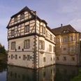 Wasserschloss Neuenheerse von außen.
