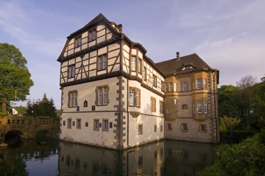 Wasserschloss Neuenheerse Wasserschloss Neuenheerse von außen.