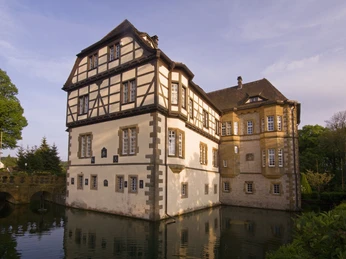 Wasserschloss Neuenheerse Wasserschloss Neuenheerse von außen.