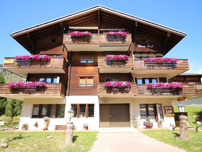 Haus Biel Frontansicht Sommer