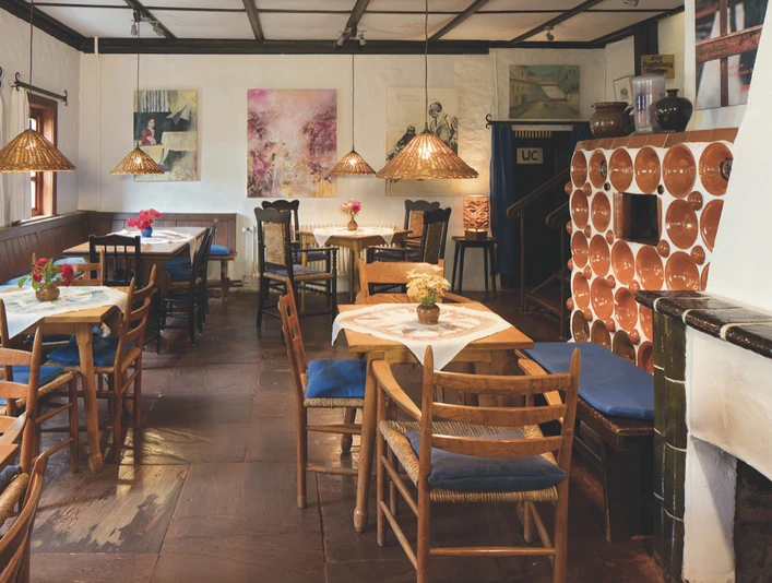 Kunsttöpferei_Café mit Kachelofen kunsttoepferei-cafe-mit-kachelofenart-pottery-cafe-with-tiled-stoveart-pottery-cafe-med-kakkelovnkunst-pottenbakkerij-café-met-tegelkachel
