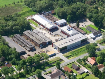 Luftaufnahme Stahlwerk Augustfehn II Luftaufnahme des Stahlwerks Augustfehn II in einer grünen, bewaldeten Umgebung.