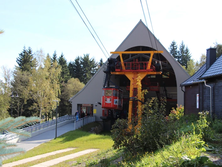 Blick auf die Fichtelberg-Schwebebahn