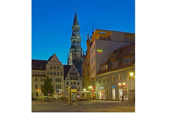Zwickauer Altstadt Zwickauer Marktplatz bei Dämmerung, mit spätgotischem Dom und beleuchteten Fassaden.