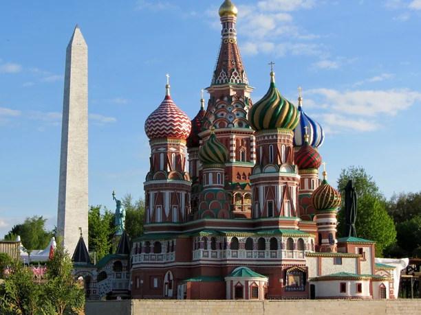 Die Basilius Kathedrale und Obelisk in Moskau
