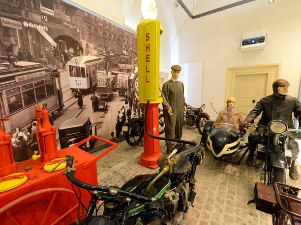 Tankstellenszene aus den 30er Jahren