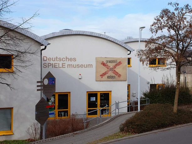 Deutsches SPIELEmuseum e. V. Das Deutsche SPIELEmuseum zeigt eine Sammlung historischer und moderner Spiele in moderner Architektur.