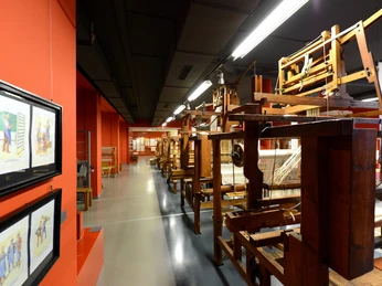 Historischer Websaal mit Handwebstühlen