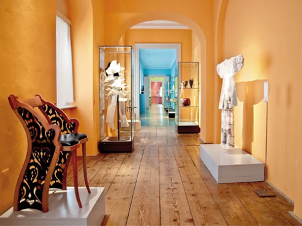 Raumflucht im Obergeschoss des Bergpalais mit Präsentationen von Kunsthandwerk und Design