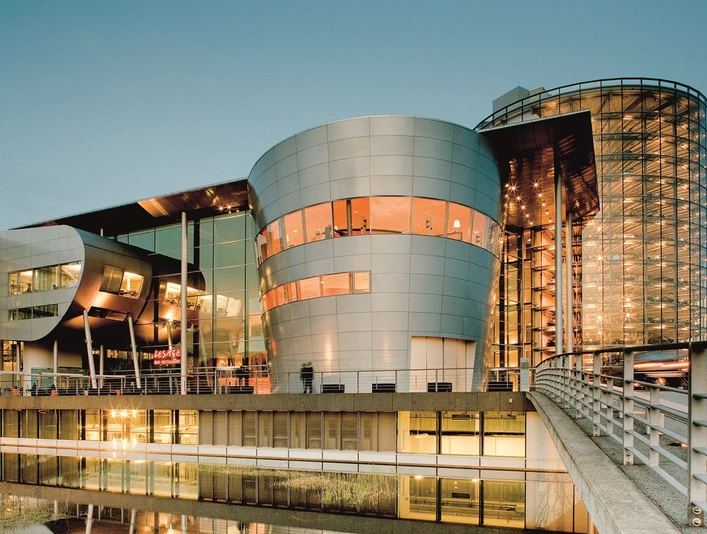 Aussenansicht der Gläsernen Manufaktur