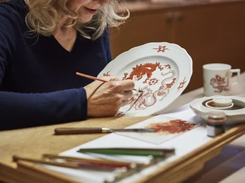 Aufglasurdekoration in der Schaumanufaktur des Erlebnishaus MEISSEN.