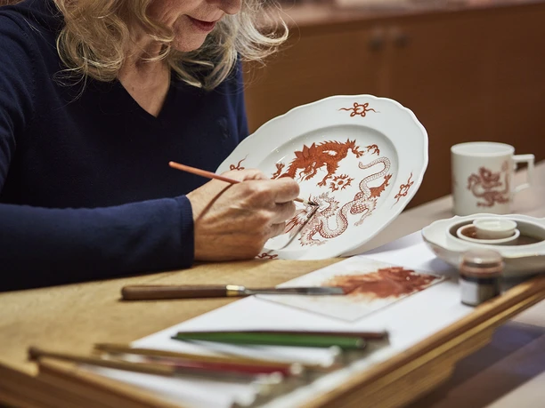 Aufglasurdekoration in der Schaumanufaktur des Erlebnishaus MEISSEN.