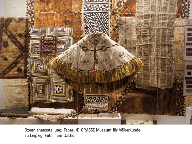 GRASSI Museum für Völkerkunde zu Leipzig Von der Decke hängender, traditioneller Rindenstoff in der Ozeanienausstellung des Museums.