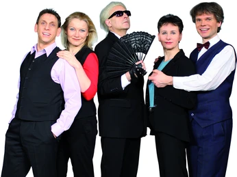 Team des Kabarett-Theaters Leipziger Funzel Fünf Personen posieren in schwarzer Theaterkleidung vor weißem Hintergrund.Five people pose in black theater clothes in front of a white background.Pět osob v černém divadelním oblečení pózuje před bílým pozadím.Pięć osób pozuje w czarnych strojach teatralnych na białym tle.Vijf mensen poseren in zwarte theaterkleding voor een witte achtergrond.Cinque persone posano in abiti teatrali neri davanti a uno sfondo bianco.