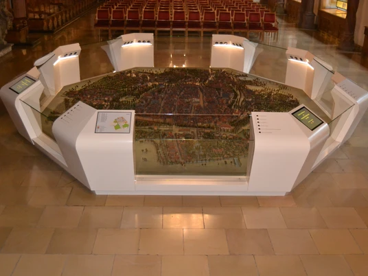 Taktile Karten am Stadtmodell im Alten Rathaus