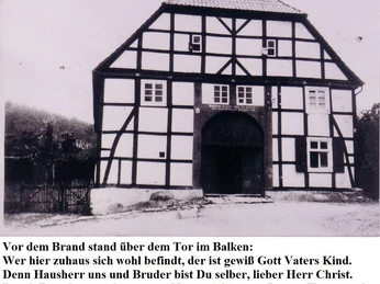 älteste Fotografie des Pfarrhaus Fachwerk-Pfarrhaus im Schwarz-Weiß-Foto, mit großem Torbogen und Inschrift über dem Eingang.