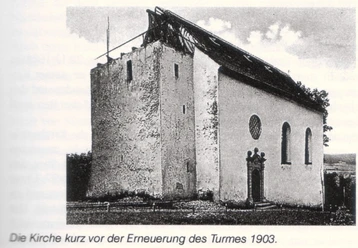 Historische Aufnahme zeigt eine Kirche im Jahr 1903 während der Dachstuhlerneuerung.