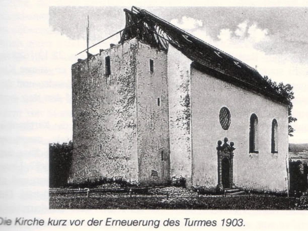 Historische Aufnahme zeigt eine Kirche im Jahr 1903 während der Dachstuhlerneuerung.