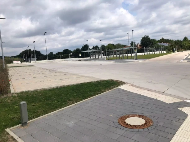 Bushbahnhof Rödinghausen Bushbahnhof Rödinghausen, moderner Busbahnhof mit überdachten Wartebereichen und breiten Gehwegen.