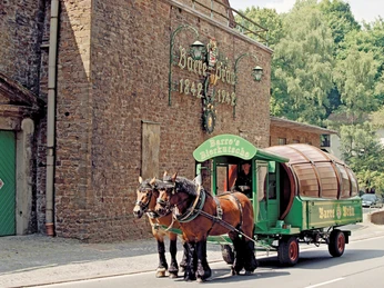 Barres Brauwelt Historische Brauerei mit eindrucksvoller Fassade; Pferdekutsche mit grüner Aufschrift „Barre's“.