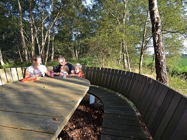 Picknickplatz_beim_Weg_durchs_Moor_-_Familie__2_.JPG
