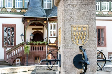 altes-rathaus-blick-am-eulenspiegel-brunnen-vorbei