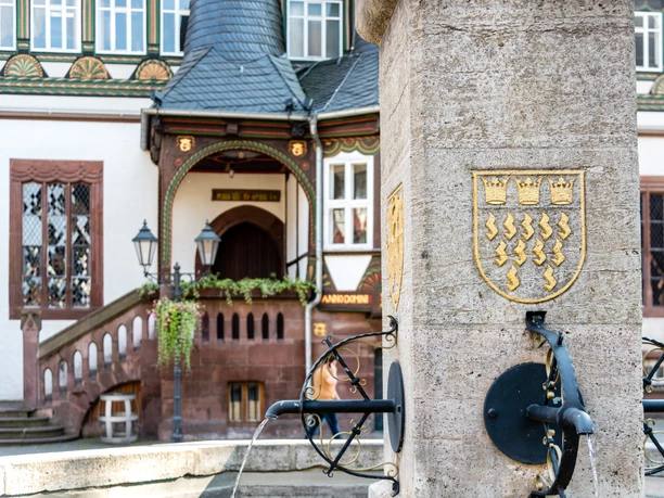 altes-rathaus-blick-am-eulenspiegel-brunnen-vorbei
