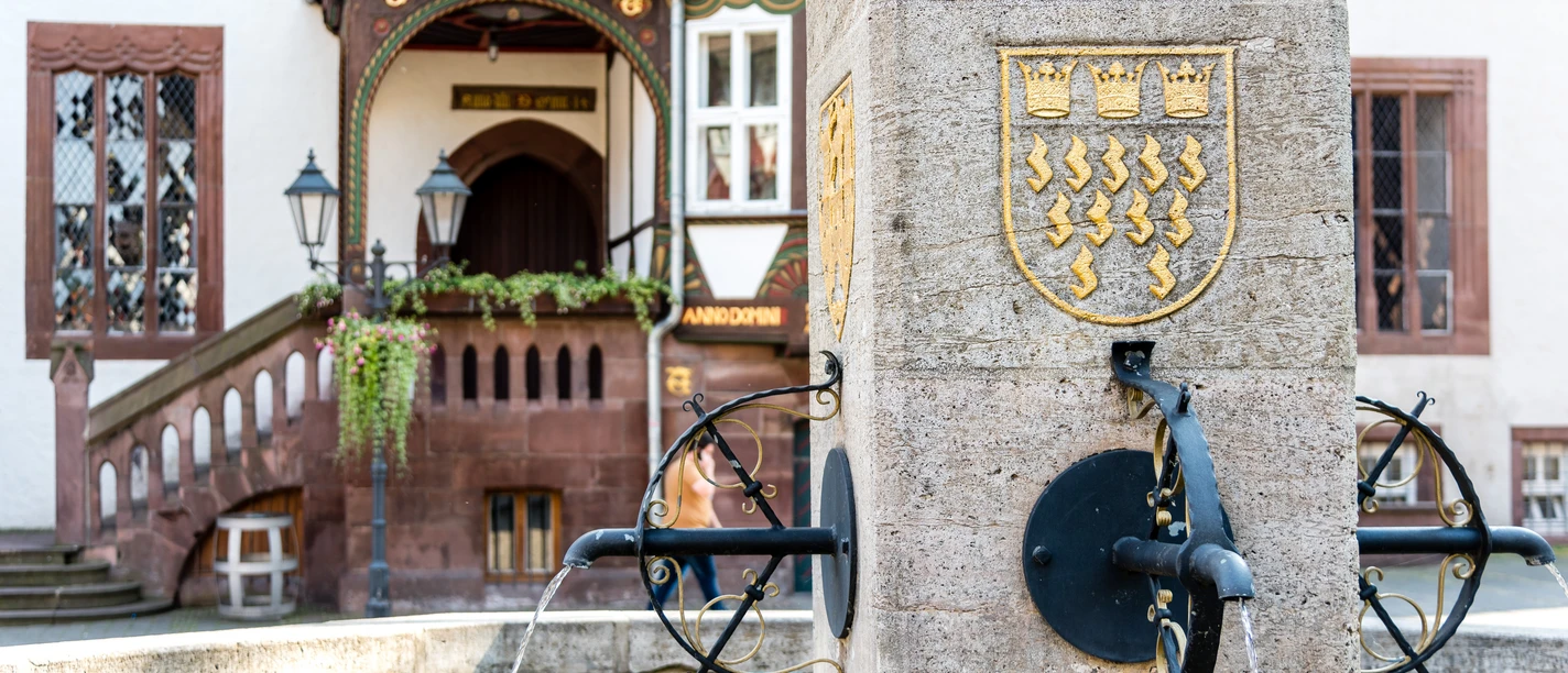 Altes Rathaus und Till-Eulenspiegel-Brunnen old-town-hall-view-at-the-eulenspiegel-fountain-passing-by