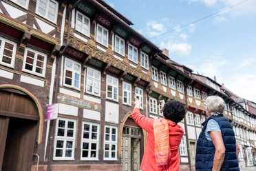 Tiedexer Straße Vakwerkstraten met mensen op de voorgrond